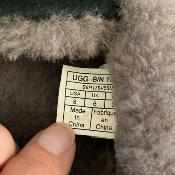 UGG SLIPPERS. SIZE 8. NAVY & GRAY. WORN ONCE INDOORS. LIKE NEW!  FUZZY & WARM. - Picture 3 of 7